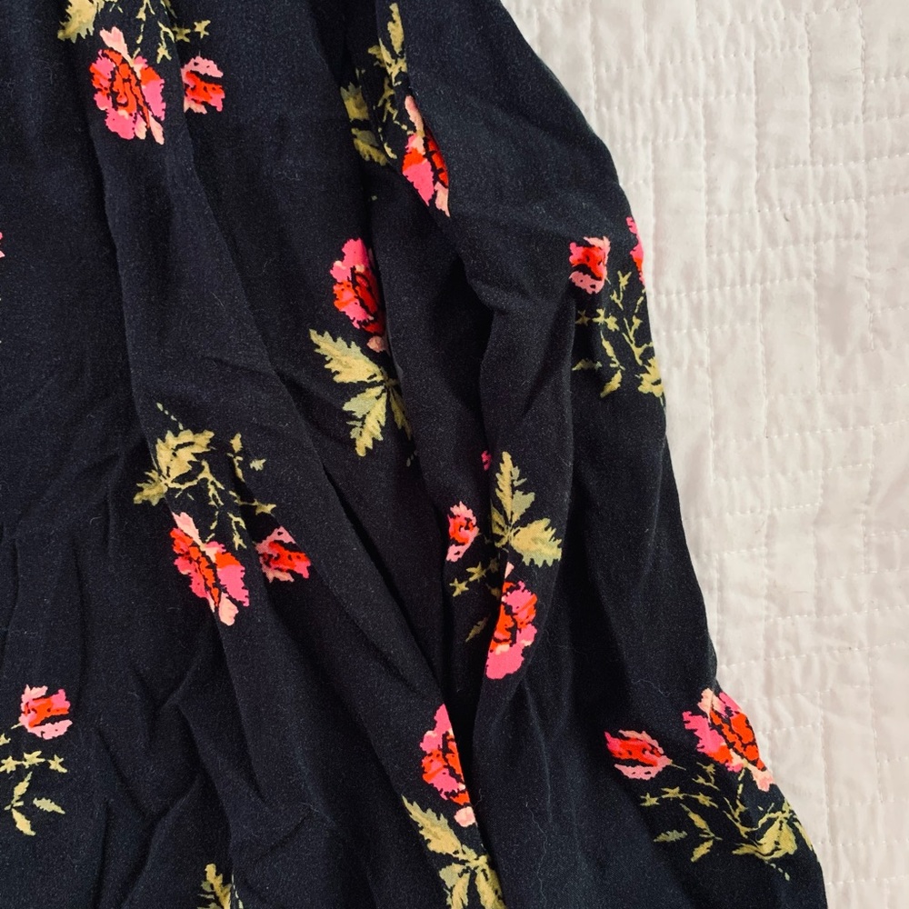 Rose patterned long sleeve black blouse - Picture 3 of 4
